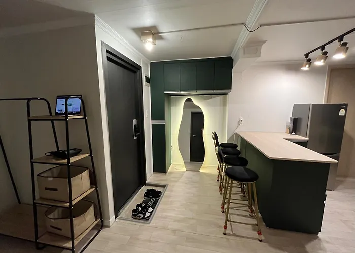 招待所 House 103 *